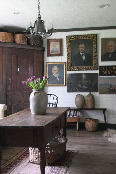 Early American | Theflippingvintage.com 💜 | Facebook Primitive Living Room Decor, American Colonial Interior, Early American Decorating, American Style Living Room, Colonial Style Interior, Early American Homes, Primitive Dining Room, Antique Farmhouse Decor, Early American Style