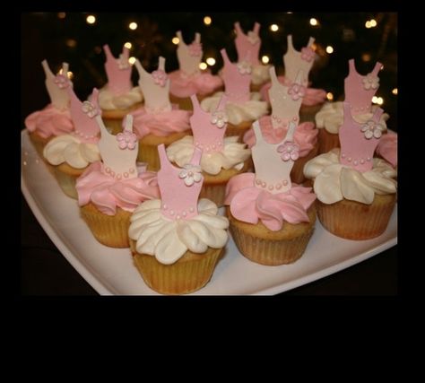 Ballerina cupcakes Ballet Cupcakes, Cupcakes Bonitos, Tutu Cupcakes, Frosting Ideas, Ballerina Cupcakes, Ballet Birthday, Angelina Ballerina, Ballerina Cakes, Ballerina Birthday Parties