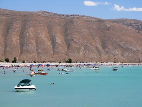 Your own little slice of ocean paradise can be found at Bear Lake State Park in Idaho. The lake's blue waters are absolutely mesmerizing! Bear Lake Idaho, Idaho Travel, Camping Destinations, Lake Beach, Bear Lake, North Beach, Coastal Beaches, Beautiful Lakes, White Sand Beach