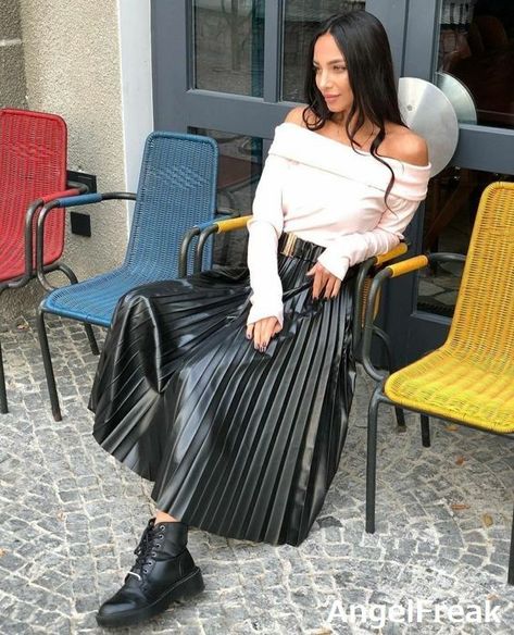 Black Leather Pleated Skirt Outfit, Leather Pleated Skirt Outfit, Pleated Leather Skirt Outfit, Green Maxi Skirt Outfit, Black Leather Pleated Skirt, Wet Look Dress, Outfits Juvenil, Accordion Skirt, Pleated Fashion