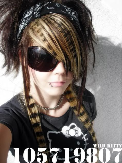 Her hair is majorly bad-ass, tho I'm guessing most of the coontail thangs are clip in extensions...works for her, tho...  Love the bandana too! :) Bad Blonde Highlights, Young Dylan, 2004 Fashion, Emo Scene Girls, Blond Highlights, Y2k Hair, Scene Queens, Dyed Hair Inspiration, Emo Hair