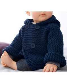 Un petit effet looké... même emmitouflé ! Le paletot pour bébé de 3 à 12 mois est tricoté en Fil AVISO, coloris Marine, avec des boutons assortis pour plus d'effet. Avec sa capuche ce modèle assure à votre bébé un look sympa tout en le gardant bien au chaud. Boys Knit Sweaters, Baby Boy Sweater, Baby Boy Knitting Patterns, Baby Boy Knitting, Boys Knits, Baby Clothes Patterns, Crochet For Boys, Boys Sweaters, Baby Cardigan