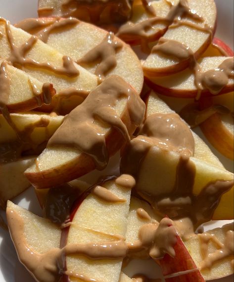 Apple Peanut Butter Snack, Peanut Butter Aesthetic, Apples With Peanut Butter, Apple With Peanut Butter, Apple Slices With Peanut Butter, Apples And Peanut Butter, Melted Peanut Butter, Honey Crisp Apple, Apple Peanut Butter