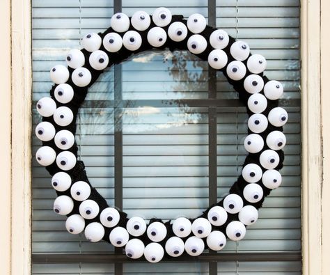 This eyeball wreath is super easy to make and perfect for Halloween! It's also pretty low cost - all you need is some ping ping balls, googly eyes and some sort of fabric to wrap around a wreath form. P.S. More into snakes then eyeballs? Check out my Halloween wreath from last year! Eyeball Wreath, Decorate For Halloween, Clever Halloween, Ball Wreath, Eye Ball, Simple Projects, Easy Halloween Decorations, Halloween Eyeballs, Halloween Eyes