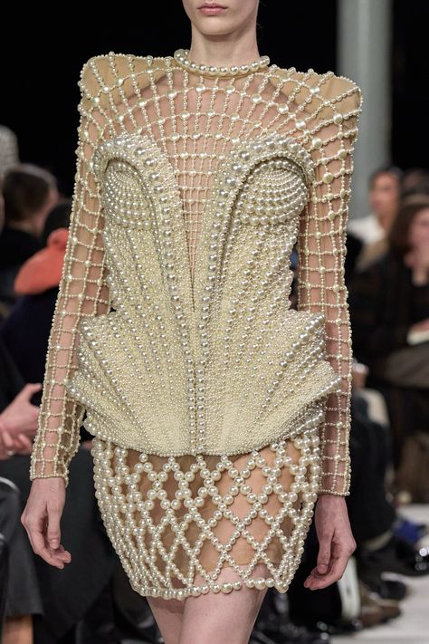 Balmain Fall 2023 Ready-to-Wear
https://www.vogue.com/fashion-shows/fall-2023-ready-to-wear/balmain/slideshow/detail#113 Fall 2023 Ready To Wear, 2023 Ready To Wear, Fall 2023, Fashion Show, Ready To Wear, Vogue, How To Wear, Design