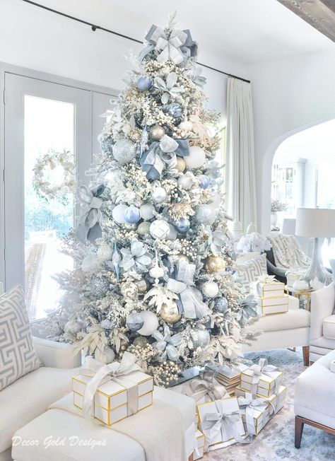 Christmas Living Room - Decor Gold Designs Blue Christmas Tree Decorations, Christmas Tree Inspo, Blue Christmas Decor, Flocked Christmas Trees Decorated, Christmas Tree Decorating Themes, Christmas Living Room, Elegant Christmas Trees, Blue Christmas Tree, A White Christmas