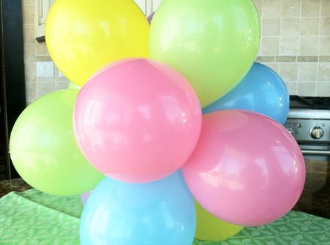 Balloon Centerpieces Diy, Balloon Topiary, Balloon Table Centerpieces, Kitchen Supply Store, Topiary Diy, Cheap Party Decorations, How To Make Balloon, Balloon Clusters, Bubble Birthday