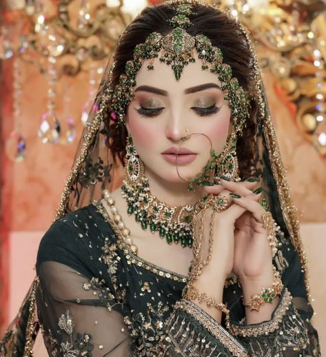 Barat Makeup Look, Barat Makeup, Muslim Wedding Dress Hijab Bride, Pakistani Bridal Hairstyles, Reception Outfits, Wedding Jewellery Designs, Muslim Bridal, Pakistani Bridal Makeup, Muslim Brides