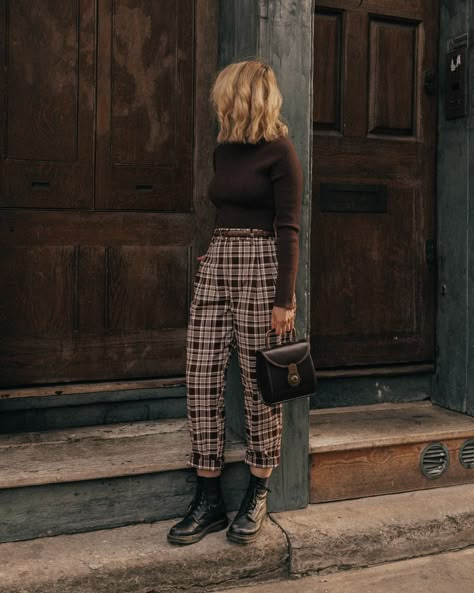 Academia Outfits Female, Psychology Outfits, Barista Outfit Aesthetic, Sarah Mantelin, Academia Romance, Brown Aesthetic Outfit, Barista Outfits, Dark Academia Outfits, Dark Academia Outfit