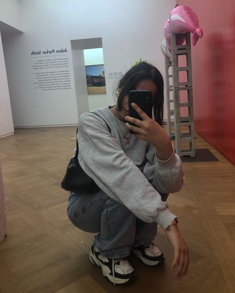 Moco Museum, Amsterdam Squat Mirror Selfie, Squat Mirror Pose, Mirror Selfie Squat Pose, Squatting Mirror Pose, Squatting Pose Instagram, Mirror Selfie Poses Sitting On Floor, How To Asian Squat, Fit Check Poses Mirror, Squat Pose Instagram