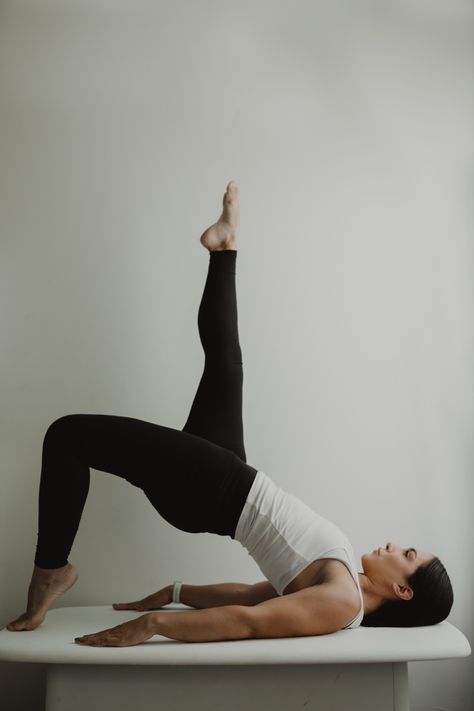 Pilates photoshoot Barre Poses Photography, Pilates Aethstetic, Pilates Astethic, Barre Photoshoot Ideas, Pilates Aesthetic Photography, Barre Pilates Aesthetic, Pilates Photo Shoot Ideas, Mat Pilates Aesthetic, Barre Instructor Aesthetic