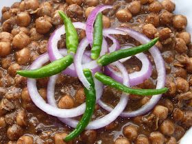 fabulous friday: Diwali Feast (Curried chickpeas, Dahibade) Chilli Gobi, Indian Main Course, Gobi Recipe, Punjabi Chole, Curried Chickpeas, Chole Recipe, Kulcha Recipe, Street Food Recipe, Gobi Recipes