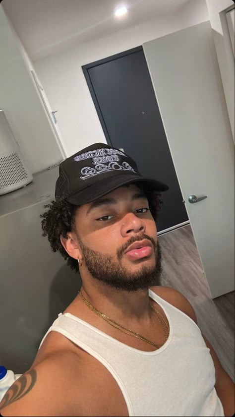 Light Skin Black Men, Blackmen's Haircuts, Trimmed Beard Styles, Black Beard Styles, Men Pics, Taper Fade Curly Hair, Stubble Beard, Black Men Beards, Light Skin Men