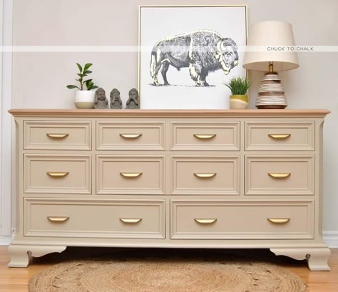 Tan Chalk Paint Furniture, Beige Dresser, Painting A Dresser, Bedroom Seating Area, Revamp Furniture, Bedroom Furniture Makeover, Refinishing Furniture Diy, Furniture Flips, Bedroom Seating