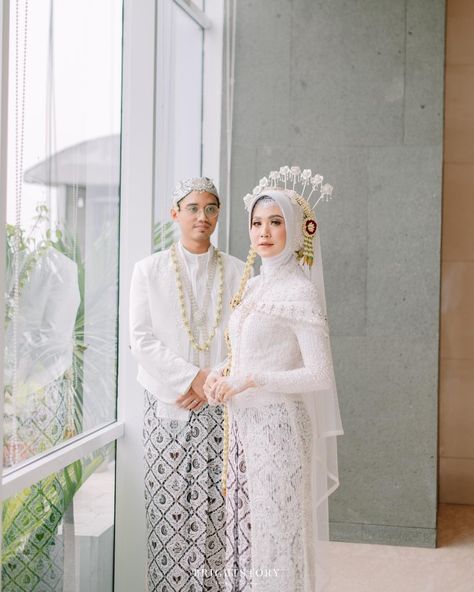 Bidadari Aesthetic, Kebaya Akad Nikah Muslim Jawa, Wedding Dress Hijab Adat Jawa, Javanese Wedding Hijab, Akad Nikah Jawa, Kebaya Wedding Hijab, Foto Akad, Wedding Planner Outfit, Pose Wedding