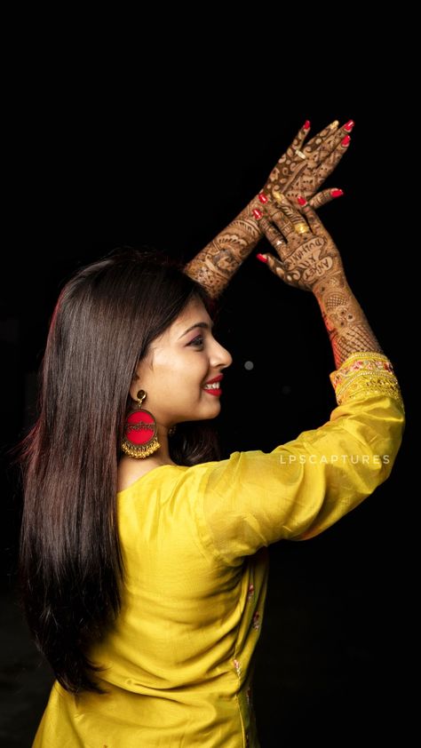 Girl Mehandi Shoot, Mahendi Photography Poses, Bride Mehndi Poses, Mehndi Poses Photography, Mehandi Poses For Bride, Mehandi Poses Photography, Bridal Haldi Photoshoot, Mehndi Photoshoot Brides, Mehendi Poses For Bride