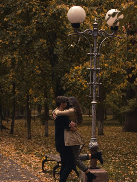 Fall Picture Ideas Aesthetic, Fall With Boyfriend Aesthetic, Cute Couple Pics Autumn, Seasonal Couple Pictures, Autumn Aesthetic Boyfriend, Fall Season Couple Pictures, Fall Date Photos, Love Fall Aesthetic, Couple In Fall Aesthetic