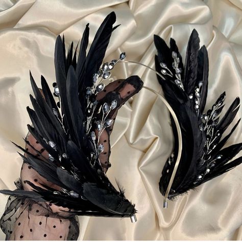 Black Swan Headpiece, Feather Crown Diy, Feather Tiara, Devil Outfit, Masquerade Outfit, Feather Crown, Vintage Burlesque, Headpiece Diy, Feather Headpiece