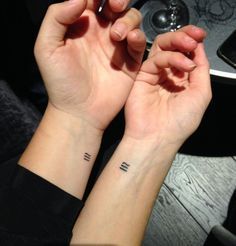 Tiny Finger Tattoos, Bestie Tattoo, Small Quote Tattoos, Web Tattoo, Small Tattoos With Meaning, Sibling Tattoos, Tattoo Signs, Tasteful Tattoos, Small Tattoos Simple