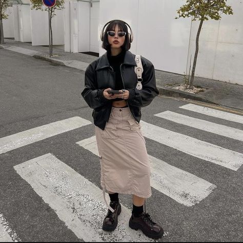 Cargo Skirts Women, Khaki Cargo Skirt Outfit, Tan Skirt Outfits, Long Tan Skirt, Cdg Outfit, Winter Outfit Nyc, Khaki Skirt Outfits, Long Khaki Skirt, Cargo Skirt Outfit