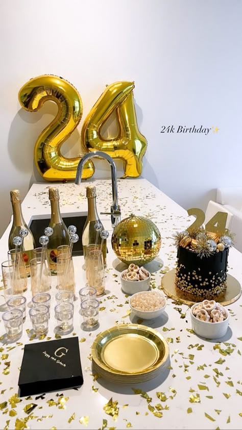 31st Golden Birthday Ideas, Gold And Glitter Party, Golden 24th Birthday, 24tg Birthday Ideas, Golden Birthday For Men, Golden Disco Party, 25 Birthday Decoration Ideas For Her, Gold Bday Party Ideas, 24th Birthday Decor