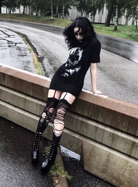 Emo Outfit With Shorts, Simple Goth Outfit Summer, Hot Goth Outfits Aesthetic, Maximalist Alt Fashion, Goth Fits Aesthetic, Outfits With Garters, Alt Pose, Goth Femboy Outfits, Goth Pose