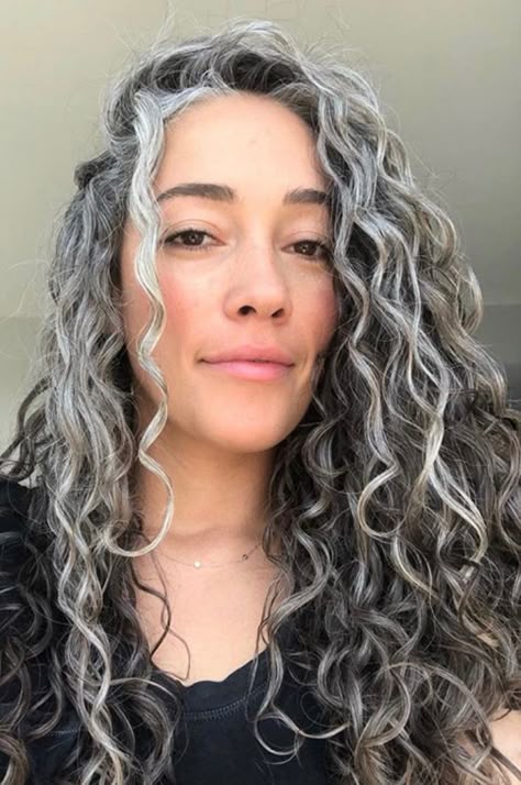 Silver Balayage Curly Hair, Long Curly Silver Hair, Silver Curly Hair Natural Curls, Salt And Pepper Curly Hair, Pretty Hairstyles For Curly Hair, Gray Curly Hair Natural Curls, Short To Long Layers, Shoulder Length Layered Hairstyles, Curly Grey Hair