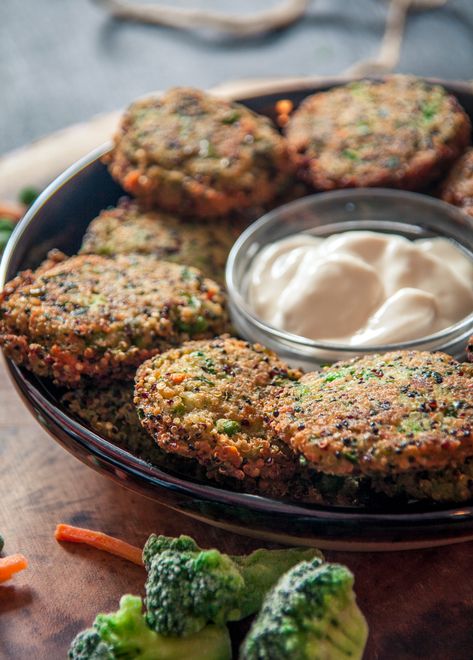 Broccoli Quinoa Fritters - Nina's Vegan Recipes Quinoa Fritters, Broccoli Patties, Quinoa Patties, Broccoli Quinoa, Quinoa Broccoli, Potato Chickpea, Zucchini Patties, Broccoli Fritters, Vegan Quinoa Salad