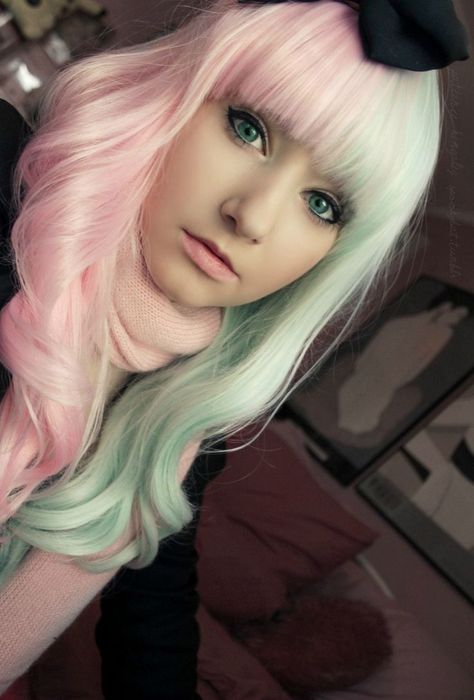 Mint green, pastel pink! My two favorite colors!! Pastel Green Hair, Half And Half Hair, Split Dye, Mint Hair, Pink And Mint, Split Hair, Hair Color Pastel, Ombré Hair, Pastel Mint