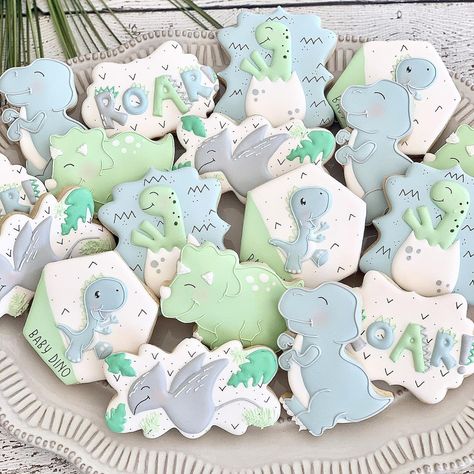 Hatching Soon Baby Shower Ideas, Dinosaur Baby Shower Cookies, Dino Baby Shower Ideas Boys, Dinosaur Baby Shower Ideas For Boys, Dinosaur Baby Shower Cake, Bday Desserts, Dinosaur Baby Shower Ideas, Dino Cookies, Dinosaur Baby Shower Theme