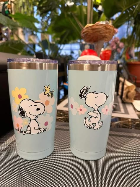 Snoopy Tumbler Cups, Snoopy Items, Snoopy Birthday, Trendy Water Bottles, Snoopy Wallpaper, Thermal Mug, Snoopy Love, Diy Cups, Snoopy Woodstock