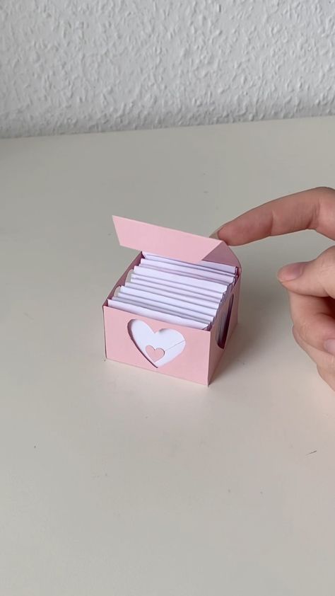 Make a personalized gift for your boyfriend with this DIY paper box filled with love letters!💌💌  For more, click "Visit" and sign up for our FREE newsletter.  Tiktok creator: @leyla.tavas   #DIYGift #LoveLetters #BoyfriendGift #HandmadeBox #ReasonsWhyILoveYou #RomanticGift #PaperCrafts #GiftForHim #AnniversaryGift #SentimentalGift Hadiah Diy, Diy Gift For Bff, Personalised Gifts Diy, Book Crafts Diy, Birthday Gifts For Boyfriend Diy, Diy Birthday Gifts For Friends, Diy Gift Set, Creative Gifts For Boyfriend, Diy Gifts For Him