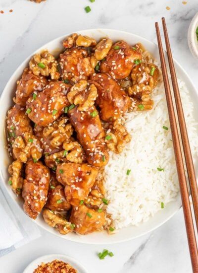 Crispy Honey Walnut Chicken Walnut Chicken Chinese, Honey Walnut Chicken Recipe, Honey Walnut Chicken, Walnut Chicken Recipe, Spicy Asian Chicken, Crispy Honey Chicken, Popular Chinese Dishes, Walnut Chicken, Walnuts Recipe