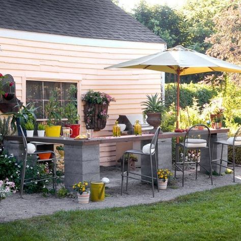 This cinder block outdoor bar is a great DIY project that is budget friendly. Bar En Plein Air, Cinder Block Furniture, Cinder Block Fire Pit, Cinder Block Bench, Outdoor Buffet, Cinder Block Garden, Outdoor Grill Station, Bar Exterior, Cinder Blocks