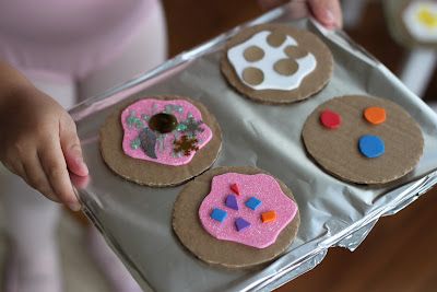 Playing House: Making Pretend Cookies Cardboard Cookies, Invitations To Play, Play Bakery, Dramatic Play Activities, Role Play Areas, Imagination Tree, Dramatic Play Preschool, Restaurant Themes, Dramatic Play Area