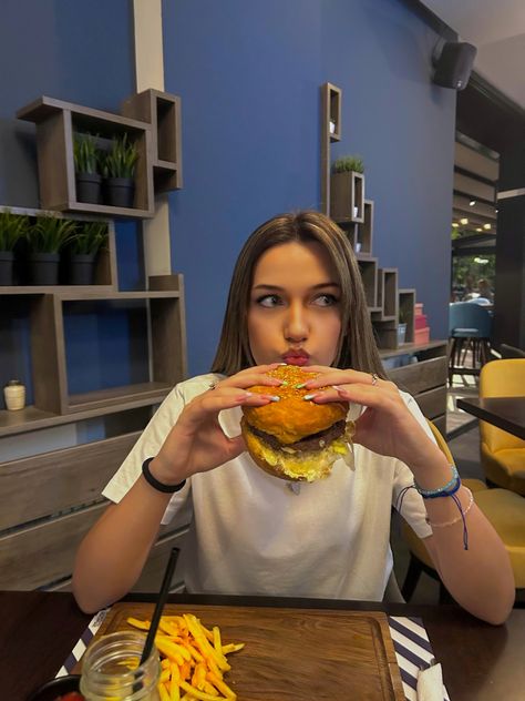 Food Profile Picture, Hamburger Photoshoot, Eating Hamburger Pose, Burger Photoshoot Ideas, Burger Pictures Instagram, Adventure Nails, Person Eating Burger, Burger Pictures, Retro Burger Photoshoot