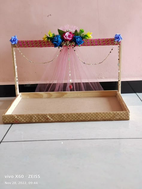 Haldi Mehandi Plate Decoration, Chhab Tray Decoration, Lagan Lekhan Tray Decorations, Lagan Lakhan Tray Decoration, Gift Wrapping Ideas Wedding, Chhab Decoration, Handmade Hamper, Wedding Trays, Engagement Ring Platter