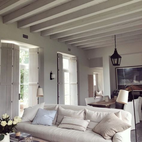 Eleanor Cummings designed modern French farmhouse near Round Top, TX (architect: Murphy Mears) - Milieu magazine. #modernfrench French Country Family Room, Modern French Farmhouse, Round Top Texas, Country Style Interiors, White Sofa, Timeless Interiors, Modern French, Country Interior, Hello Lovely