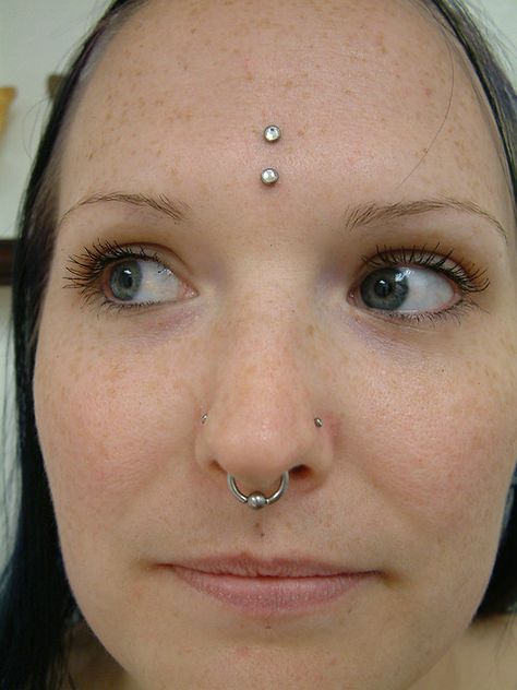 Beautiful double Bindi...Mystic has a double bindi too hee hee ! Forehead Dermal Piercing, Forehead Dermal, Forehead Piercing, Eye Dermal, Third Eye Piercing, Forehead Tattoo, Stars Tattoo, Eye Piercing, Cool Ear Piercings