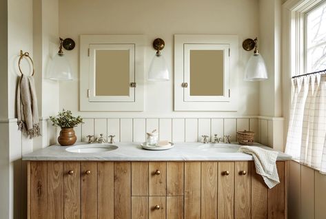 A Recipe for Relaxation in a Carriage House Bath: Shop the Edit – AyrBarns.com Becca Interiors, Bathroom Big, Shiplap Bathroom, White Shiplap Wall, Small Sink, White Shiplap, Modern Farmhouse Bathroom, Shower Niche, Small Bath