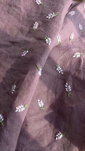 Embroidered Linen Dress Hand Embroidery, Embroidery On Cotton Fabric, Floral Neckline Embroidery, Cute Floral Embroidery, Hand Embroidery Simple Designs, Hand Embroidery On Dress, Hand Embroidery Flowers Pattern, Hand Embroidery Dress Design, Ditsy Embroidery