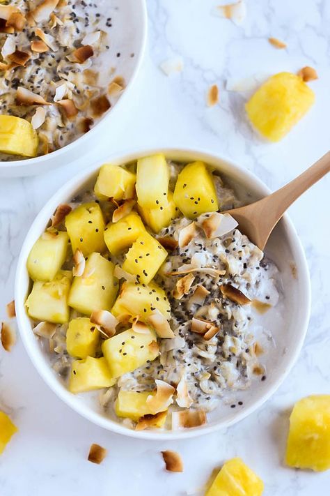 Pineapple Coconut Oatmeal Bowl – Emilie Eats Pineapple Recipes Healthy, Pineapple Breakfast, Filling Salad Recipes, Vegan Gluten Free Breakfast, Winter Breakfast, Coconut Oatmeal, Tempeh Recipes, Vegan Oatmeal, Oatmeal Bowls