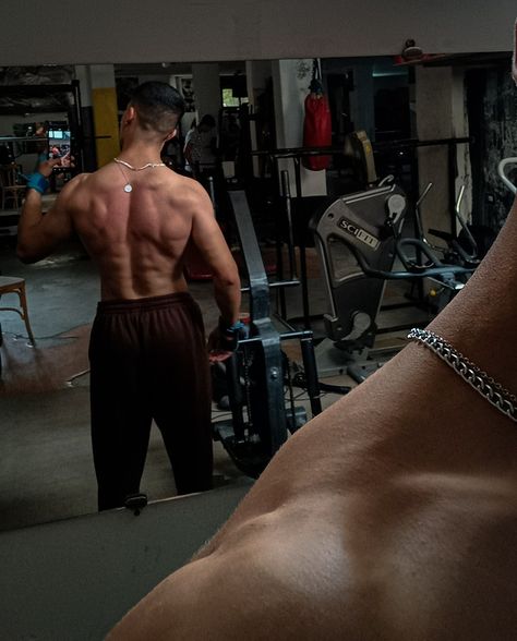 "Muscular man flexing back muscles in gym mirror, showcasing fitness progress and gym environment." Men's Physique Posing, Back Physique Men, How To Flex Muscle For Pictures, Back Flexing Pose, Gym Selfie Ideas, Men Flexing Muscles, Gym Mirror Selfie Men, Muscular Back Male, Gym Selfie Men