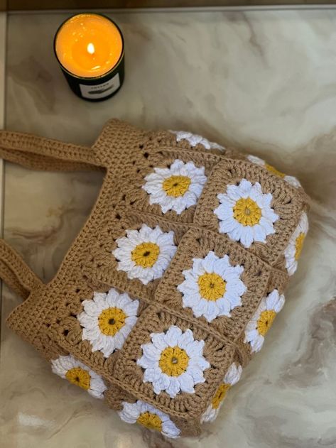 Diy Granny Square, Small Crochet Gifts, Autumn Crochet, Crochet Boho Bag, Crochet Doll Tutorial, Purse Sewing Patterns, Crochet Shoulder Bags, Crochet Tutorial Pattern, Amazing Crochet