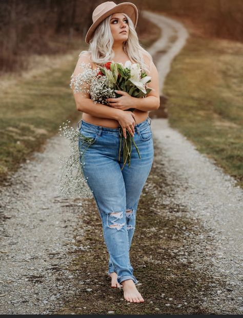 Plus Size Poses For Photoshoot, Plus Size Spring Photoshoot, Flower Top Session, Plus Size Flower Photoshoot, Photoshoot Ideas Plus Size Women, Plus Sized Photoshoot, Flower Bouquet Top Photoshoot, Body Empowerment Photoshoot, Outdoor Boudiour Ideas Plus Size