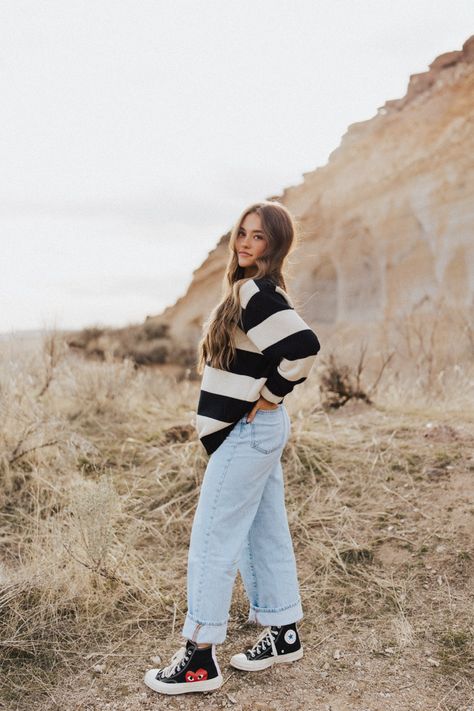 Senior Photo Outfits Fall Casual, Sweater Senior Pictures, Fall Senior Picture Ideas Outfits Casual, Sweater Photoshoot Picture Ideas, Senior Pictures Outfits Winter, Cute Winter Photoshoot Ideas, Modest Photoshoot Ideas, Fall Senior Pics Outfits, Casual Senior Picture Outfits