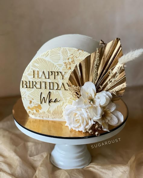 14 Elegant Cake Ideas For A Sophisticated Woman's Birthday Party White And Beige Cake, 50th Birthday Cake For Mom, 60th Birthday Cake For Mom, Elegant Cake Ideas, Beige Cake, Top Forward Cake, 30th Birthday Cake For Women, 50th Birthday Cake For Women, Birthday Cake For Women Elegant