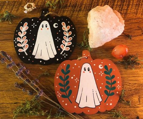 Cottagecore Halloween Home Accent Ideas from Etsy | Halloween Crafts & Decoration Ideas Halloween Spooky Decor, Spooky Fall Decor Diy, Halloween Cottagecore Aesthetic, Diy Cute Halloween Decor, Fall Dollar Store Diy, Home Halloween Decorations, Chalk Couture Halloween, Spooky Decor Diy, Home Decor Halloween