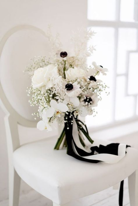 Black Wedding Flowers, Anemone Wedding, Black Bouquet, Monochrome Weddings, Black And White Wedding Theme, Nye Wedding, White Wedding Theme, Bridal Bouquet Flowers, White Bridal Bouquet