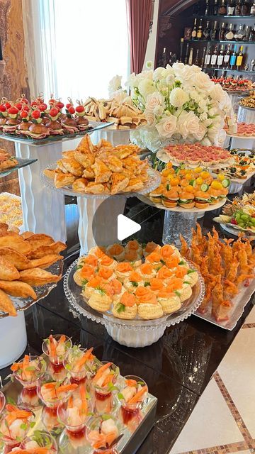 Appetizer Catering Ideas, Finger Food Salad, Wedding Finger Desserts, Party Food Platters Buffet, Catering Dessert Ideas, Party Food Display Ideas, Birthday Catering Ideas, Pastries Buffet, Fruit Display Wedding